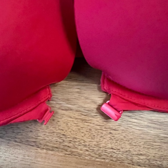 Victoria Secret Bra Size 32D push-up - Picture 9 of 10